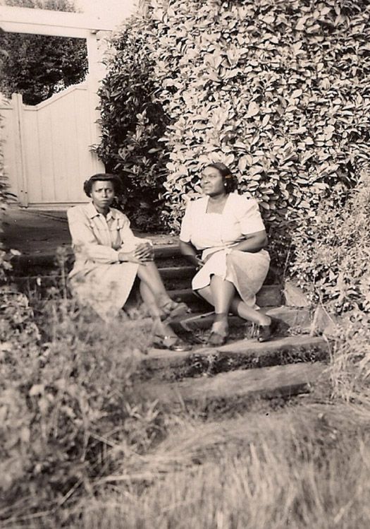 photo 5-TwoWomenonStepsWashingtonCirca1940s_zps15d9faf7.jpg