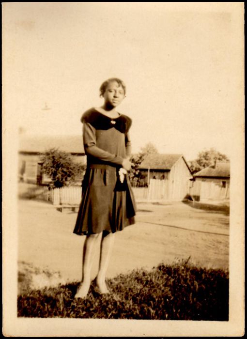 photo 29-YoungGirlHoldingFlowers-Circa1920s_zps32d88919.jpg