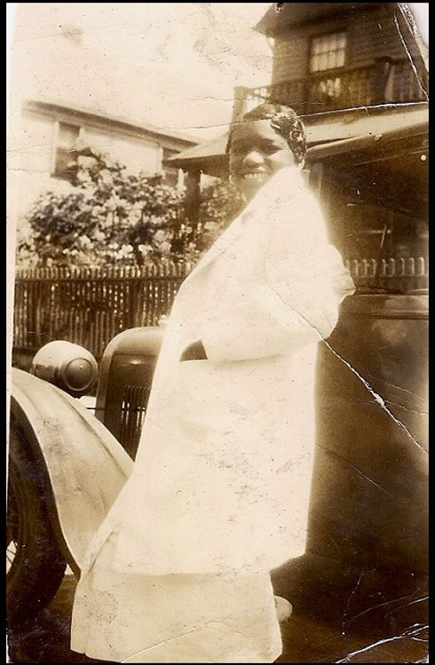 Beautiful Young Girl Next to Car - Circa 1920s photo 4-BeautifulYoungGirlNexttoCar-Circa1920s_zps41b63039.jpg