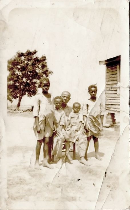 photo 466 Globe Photo Inc - Father With His Children - Circa Late 1930s_zpsitth2zzj.jpg