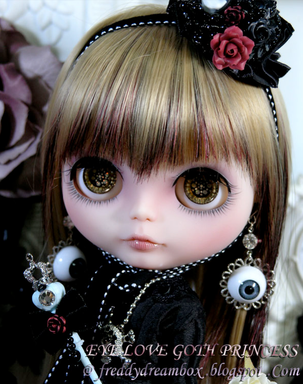 Custom Gothic Blythe