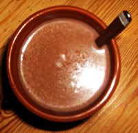 Hasjsmøret helles i når kakaoen når kokepunktet, og det røres med omhu i et minutt eller 2. Så er skakkaoen ferdig.